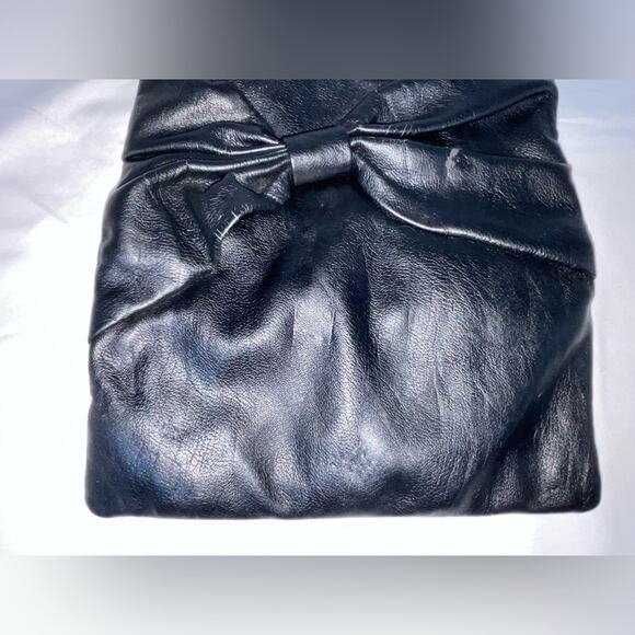 GAP FAUX BLACK LEATHER BOW EXPANDABLE MAGNETIC CLUTCH PURSE CHAIN STRAP - Picture 4 of 11